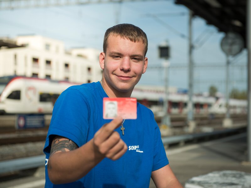 Yves profitiert bei der Schmid Gruppe von einem kostenlosen GA für Lernende. | © Luzernmobil.ch / Schmid Gruppe