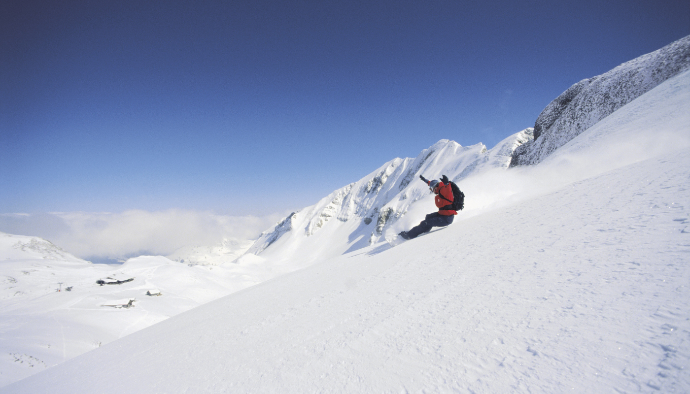 Snowboarder beim Freeriden | © Christian Perret
