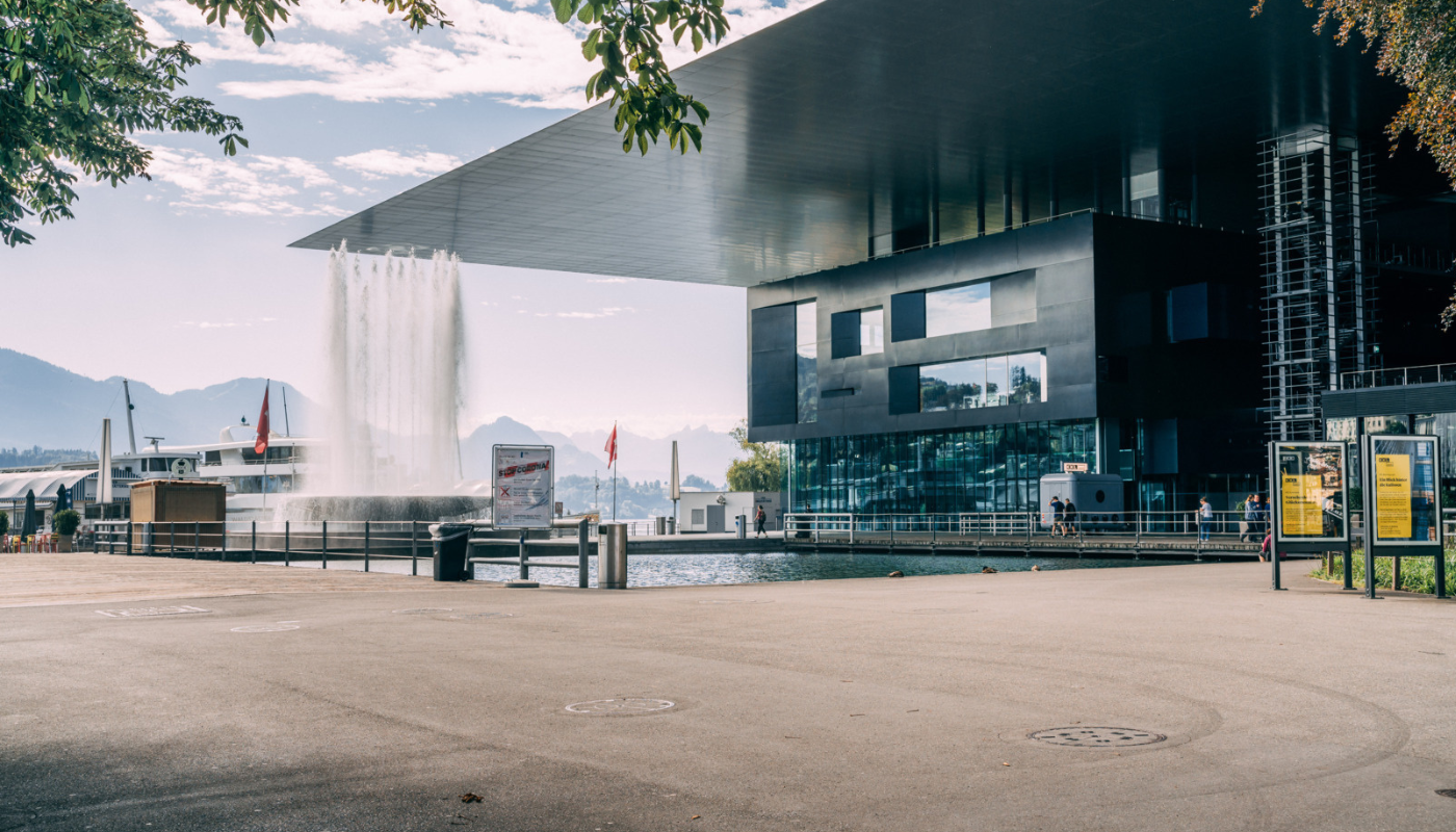 KKL mit Wagenbachbrunnen, Stadt Luzern | © Luzern Tourismus | Laila Bosco