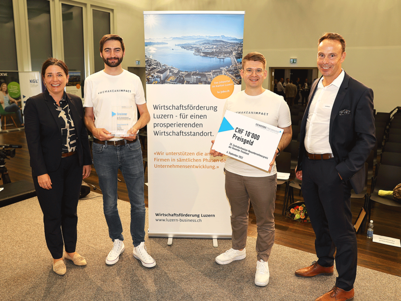 Nadine Rotzer und Ivan Buck gratulieren den glücklichen Gewinnern | © Wirtschaftsförderung Luzern