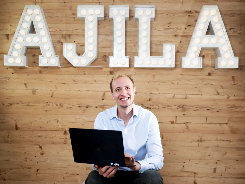 Raphael Bättig, Marketingverantwortlicher bei ajila, im Büro in Sursee | © Eveline Beerkircher