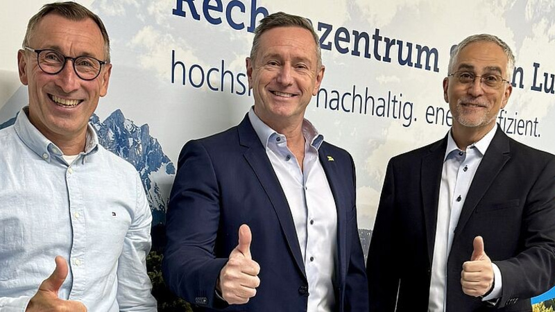 Roger Staub (mitte, Country Manager Schweiz von Hornetsecurity), Edwin Ebbing (links) und Marco Reinhard (rechts) vom ewl Rechenzentrum, eröffnen ein Rechenzentrum in Luzern.  | © Maisberger GmbH/Hornetsecurity Ltd.